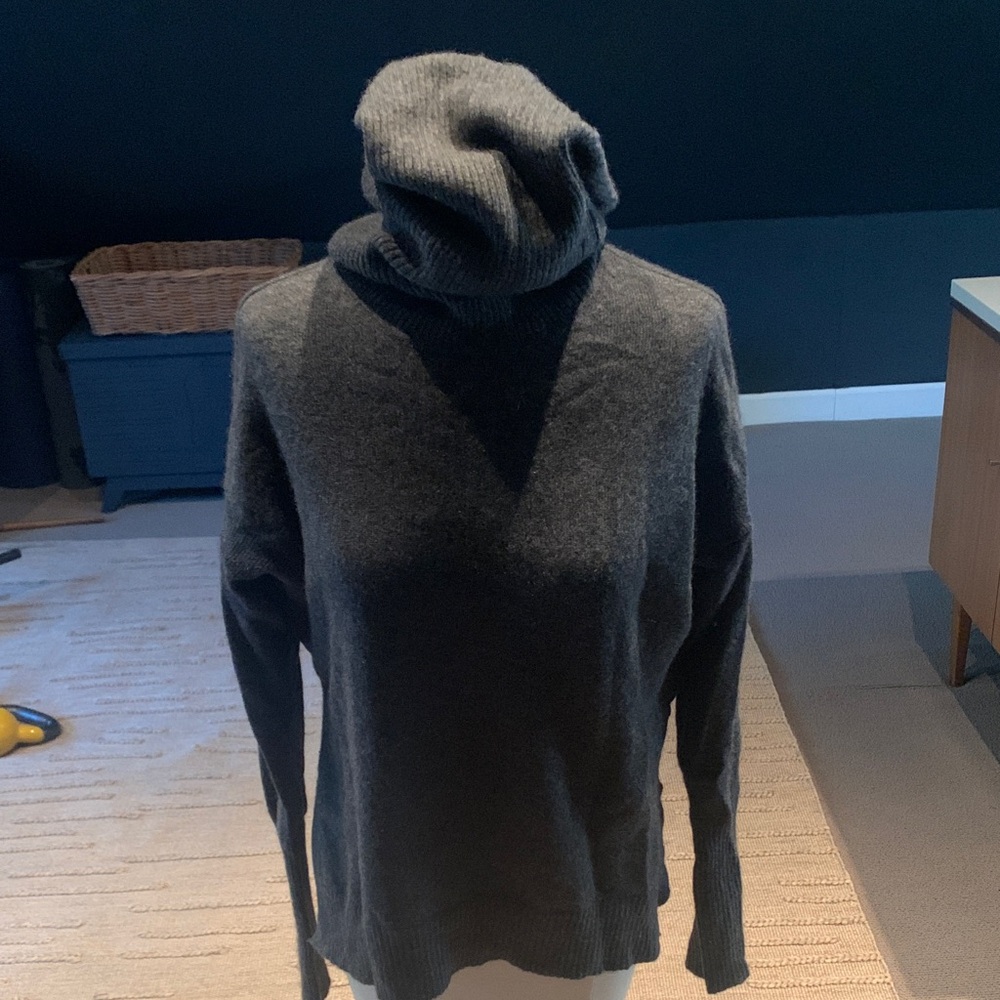 Diane Von Furstenburg cashmere turtle neck